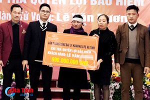 Hanwha Life Hà Tĩnh chi trả 690 triệu tiền bảo hiểm cho khách hàng