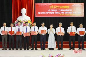 Trao bằng cao cấp lý luận chính trị cho 90 học viên Hà Tĩnh