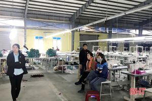 Hà Tĩnh: Doanh nghiệp may nợ lương, hơn 300 công nhân đình công