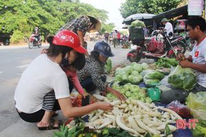 Chính quyền xã bất lực trước nạn họp chợ giữa đường ở “làng Hàn Quốc”!