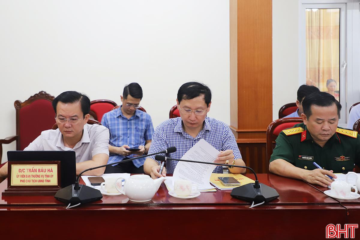 Phó Chủ tịch UBND tỉnh Trần Báu Hà và các đại biểu dự họp.