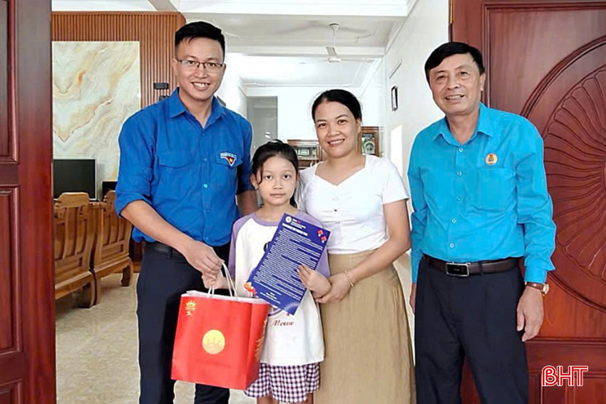 Lãnh đạo Công đoàn Công ty Điện lực Hà Tĩnh đã trực tiếp đến thăm hỏi, tặng quà con em 37 cán bộ, công nhân đang tham gia hỗ trợ khắc phục hậu quả bão số 3 tại miền Bắc. z5838700501793_61a10dc4e906debe09754a3749832083.jpg