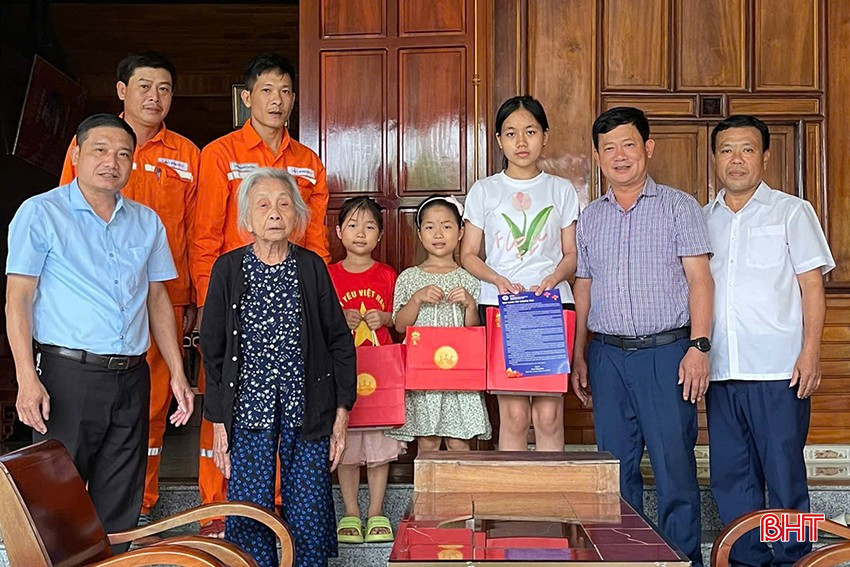 Lãnh đạo Điện lực TX Hồng Lĩnh thăm hỏi, tặng quà tết Trung thu con công nhân Phan Văn Tuệ (Điện lực TX Hồng Lĩnh, tham gia hỗ trợ xử lý sự cố lưới điện tại tỉnh Quảng Ninh). z5838701021439_f6cefc0ae686a7a3bb9cb9937f90bdbb.jpg