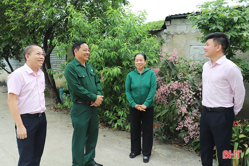 Cán bộ Ngân hàng CSXH huyện Kỳ Anh nắm bắt nhu cầu vay vốn chương trình GQVL từ các tổ tiết kiệm và vay vốn. bqbht_br_445.jpg
