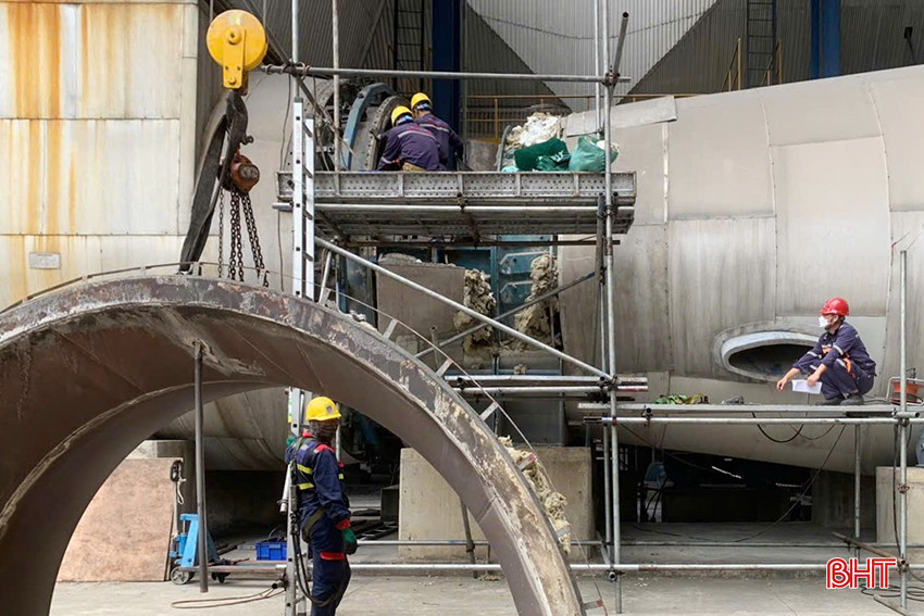 Contractor participating in maintenance and repair of generators at Vung Ang 1 Thermal Power Plant. bqbht_br_z6555767899283-d1942432e17c7604dd9224335fd3db2b.jpg