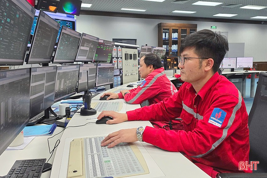Engineer Nguyen Thanh Hai and colleagues perform tasks at the Central Control Room (Vung Ang 1 Thermal Power Plant). bqbht_br_z6555953793265-6926934ef115c6020ac6506e09d48118.jpg