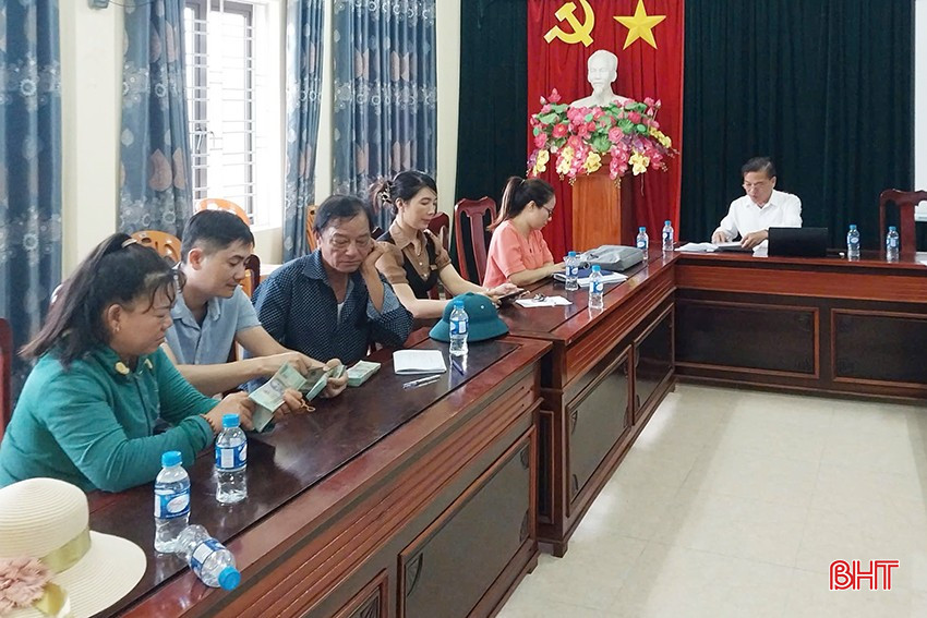ក្រុមប្រឹក្សាផ្តល់សំណង ការគាំទ្រ និងការតាំងទីលំនៅថ្មីនៃគម្រោងសួនឧស្សាហកម្ម Cam Nhuong ផ្តល់សំណងដល់គ្រួសារដែលរងផលប៉ះពាល់។ bqbht_br_z6634061286862-61d11d38ea7acaa2566fde40b01dbf7b.jpg