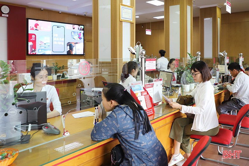 Khách hàng đến giao dịch tại Agribank Chi nhánh tỉnh Hà Tĩnh. IMG_2854.JPG
