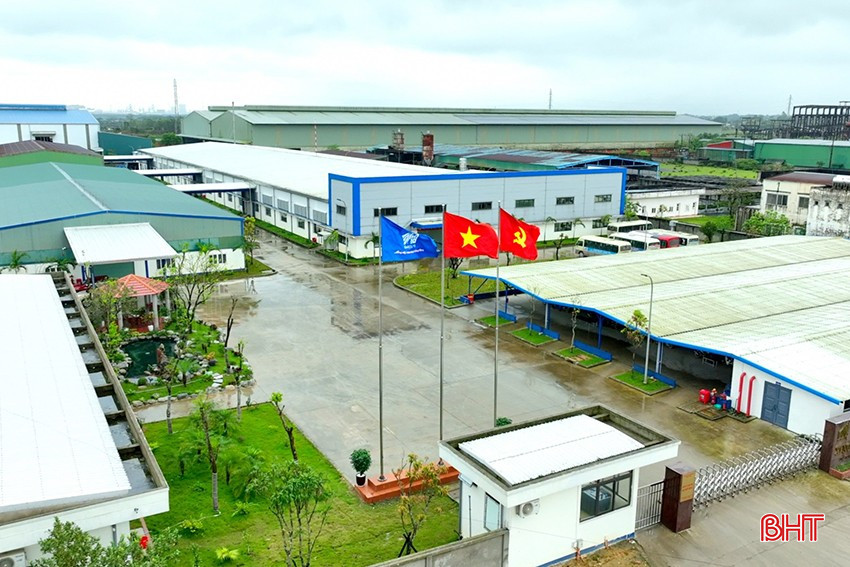Xí nghiệp May 10 Hà Tĩnh được tạo điều kiện cho thuê đất xây dựng cơ sở hạ tầng đồng bộ. bqbht_br_091.jpg