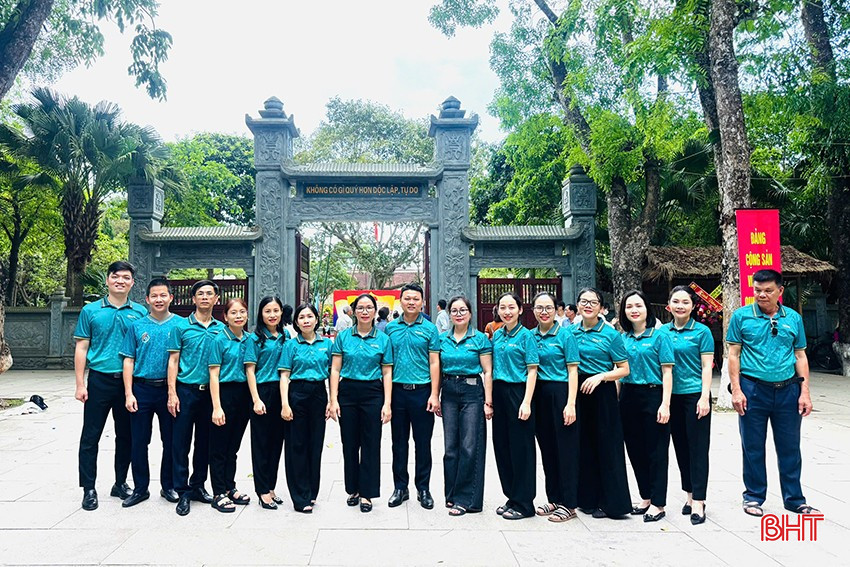 Chi bộ 5 tổ chức tốt các hoạt động về nguồn, tri ân. bqbht_br_z6611217532225-6ac8b9b8abb230aad60d8caa1c1670a7.jpg
