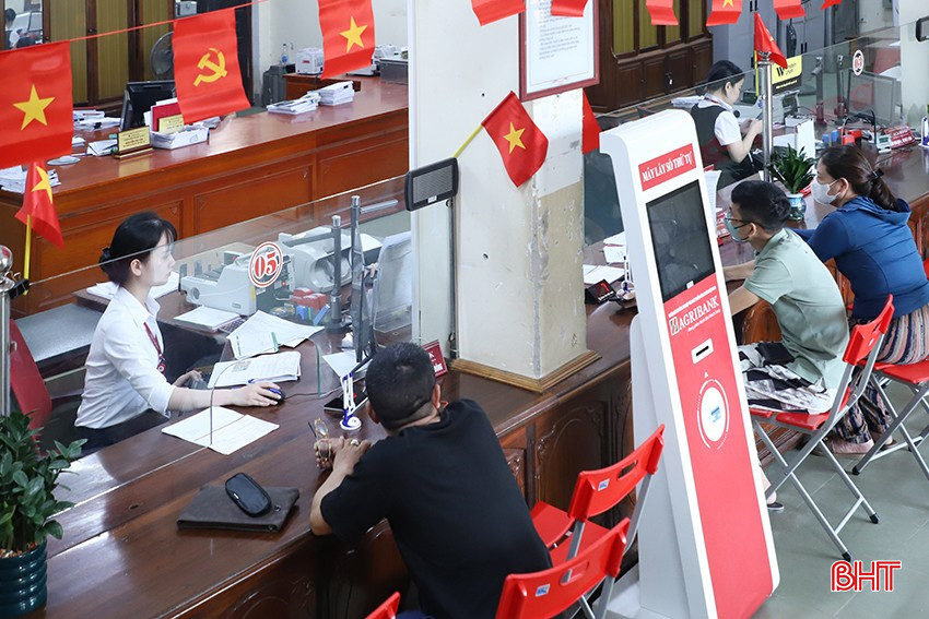 Agribank Chi nhánh Hà Tĩnh II đang "gây chú ý" với khách hàng nhờ chương trình tiết kiệm dự thưởng “Vui xuân mới – Tới nhận quà” với tổng giá trị gần 1,2 tỷ đồng. bqbht_br_035.jpg
