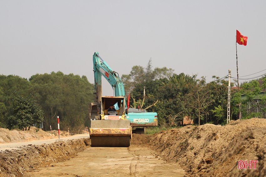 Các ngân hàng hạ lãi suất huy động vốn để tạo cơ sở tiếp tục hạ lãi suất cho vay, hỗ trợ nền kinh tế. bqbht_br_058.jpg