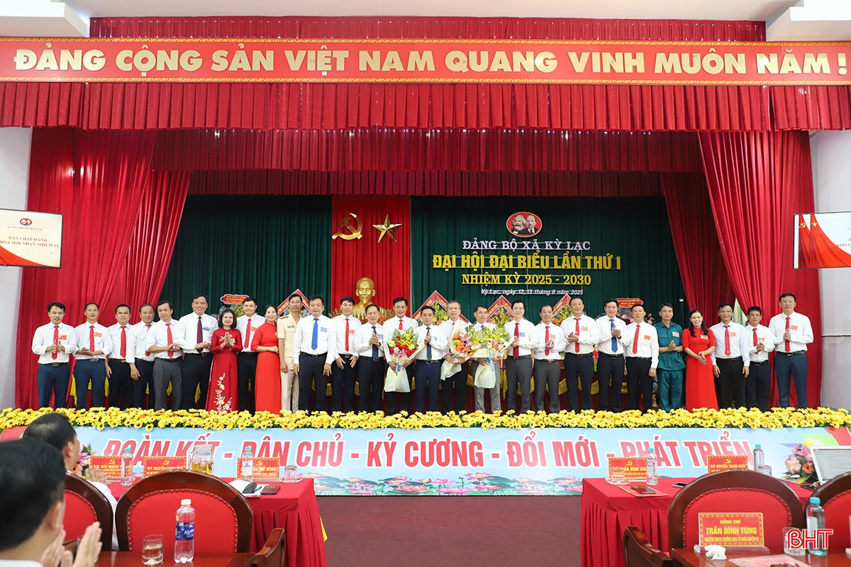 Phó Bí thư Thường trực Tỉnh ủy Trần Thế Dũng và lãnh đạo tỉnh tặng hoa chúc mừng Ban Chấp hành Đảng bộ xã Kỳ Lạc nhiệm kỳ 2025 - 2030. bqbht_br_9000.jpg