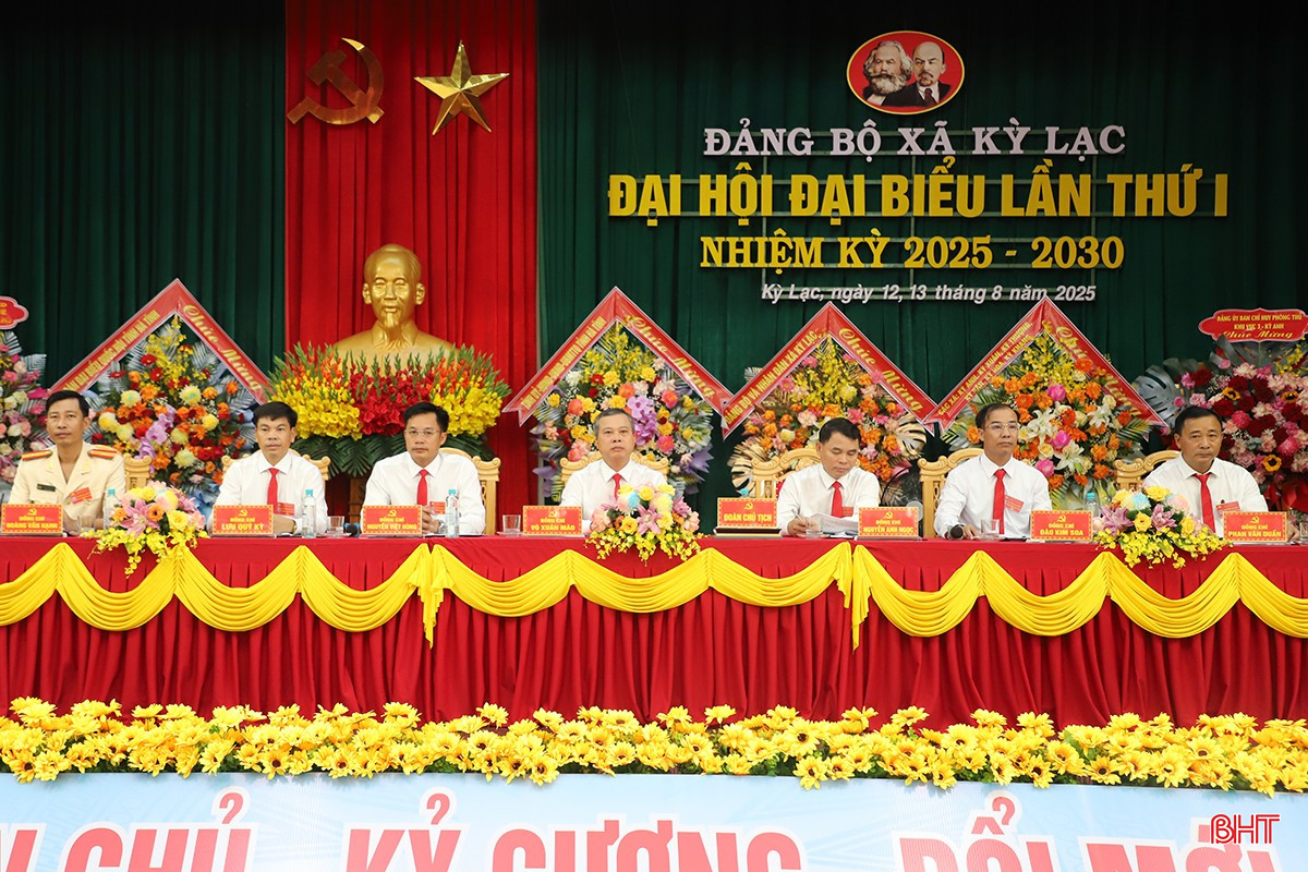 Đoàn chủ tịch điều hành đại hội. bqbht_br_6000.jpg