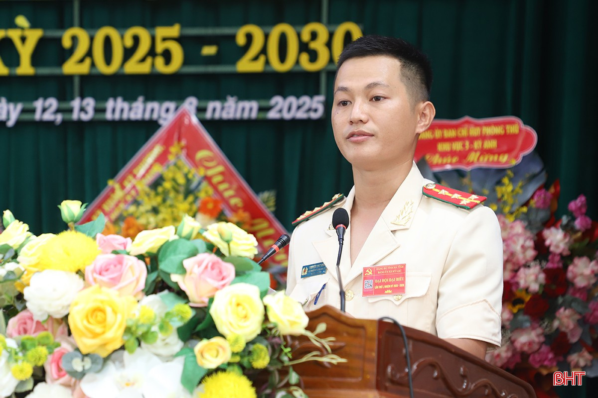 Đại úy Nguyễn Văn Hiền - Phó Trưởng Công an xã Kỳ Lạc trình bày tham luận về giải pháp đảm bảo trật tự an ninh trên địa bàn. bqbht_br_7000.jpg