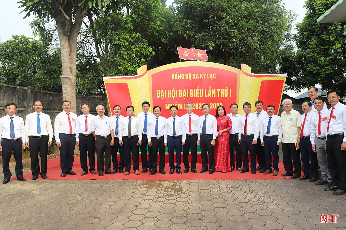 Phó Bí thư Thường trực Tỉnh ủy Trần Thế Dũng chụp ảnh lưu niệm với các đại biểu. bqbht_br_4000.jpg