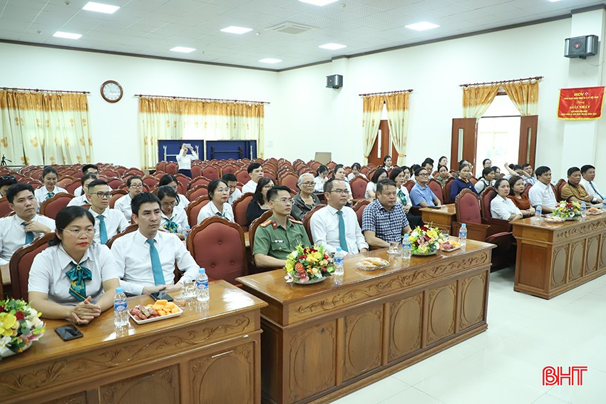 Lãnh đạo Ngân hàng Nhà nước Khu vực 8, các sở, ngành liên quan và đông đảo khách hàng cùng dự. bqbht_br_500.jpg