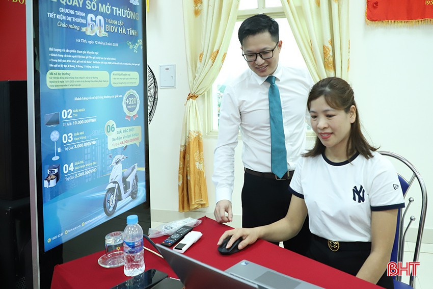 Đại diện khách hàng bấm số tìm ra các chủ nhân trúng thưởng. bqbht_br_201.jpg