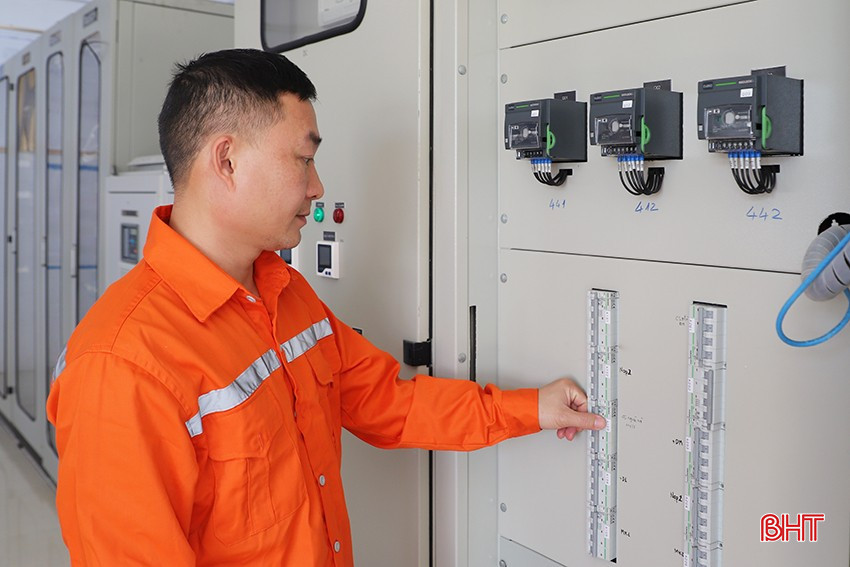 Công nhân kiểm tra các thông số vận hành tại Nhà máy Điện mặt trời Cẩm Hòa (Cẩm Xuyên). bqbht_br_090.jpg