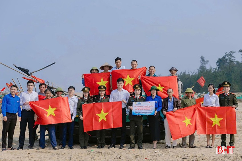 Đoàn cơ sở BIDV Hà Tĩnh phối hợp tặng quà động viên ngư dân vươn khơi bám biển. bqbht_br_z6687730430590-8136c5f3af837f17a16d869f9363d048.jpg