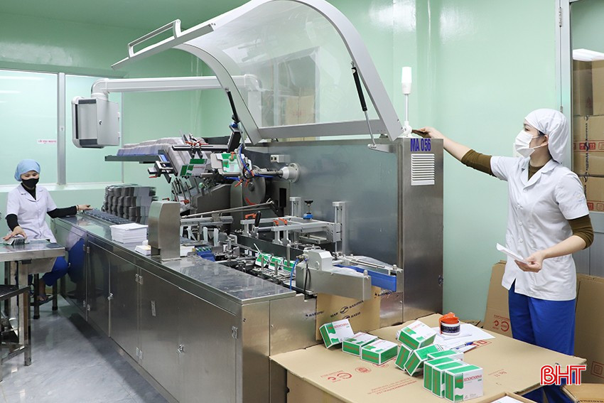Có vốn vay ngân hàng, Công ty CP Dược Hà Tĩnh chú trọng đầu tư dây chuyền sản xuất theo hướng tự động hóa. bqbht_br_097.jpg