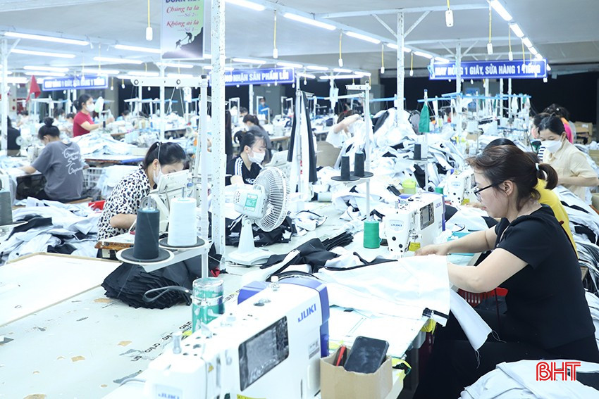 Các doanh nghiệp, nhà máy đẩy mạnh sản xuất, kinh doanh kéo theo phụ tải điện dự báo tăng trưởng đột biến. bqbht_br_065.jpg