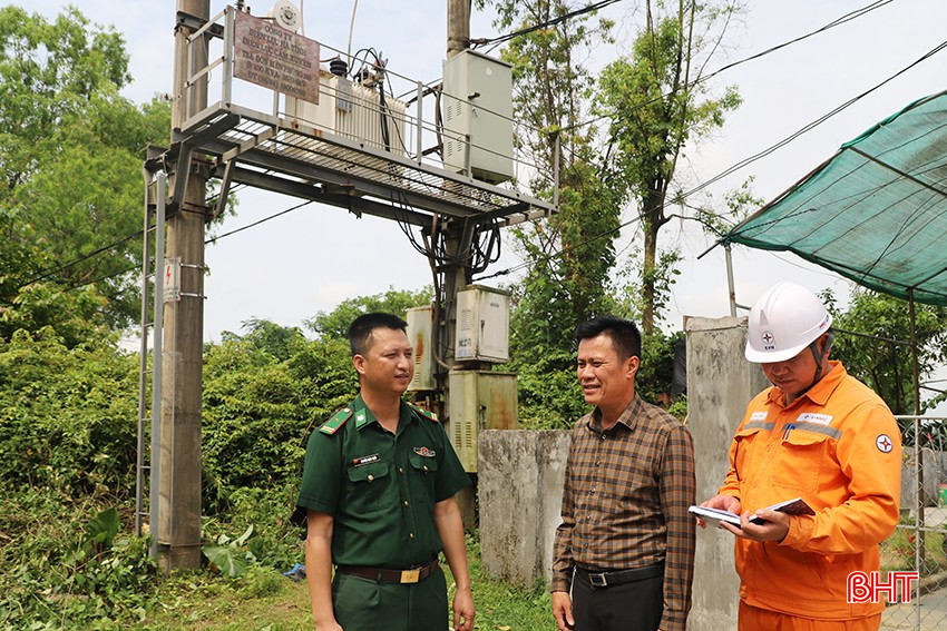 Điện lực Cẩm Xuyên vừa tiếp nhận công trình điện Đồn Biên phòng Thiên Cầm. bqbht_br_34.jpg