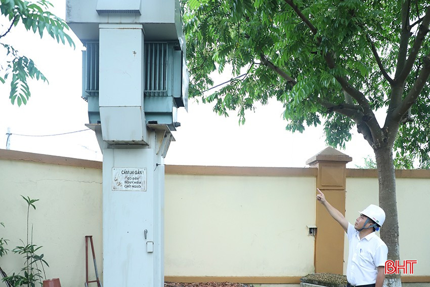 Điện lực TP Hà Tĩnh vừa tiếp nhận 3 công trình đường dây và TBA từ Bộ CHQS tỉnh. bqbht_br_36-3985.jpg