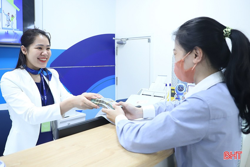 Khách hàng đến gửi tiết kiệm tại ACB Hà Tĩnh. bqbht_br_88.jpg