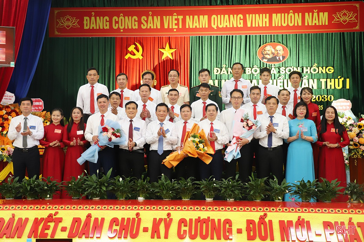 Lãnh đạo tỉnh tặng hoa chúc mừng Ban Chấp hành Đảng bộ xã Sơn Hồng nhiệm kỳ 2025 - 2030. bqbht_br_1001.jpg