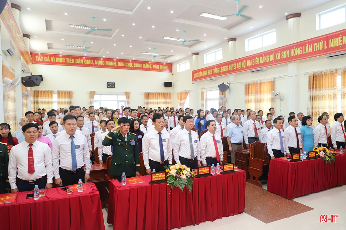 Các đại biểu thực hiện nghi lễ chào cờ. bqbht_br_509.jpg