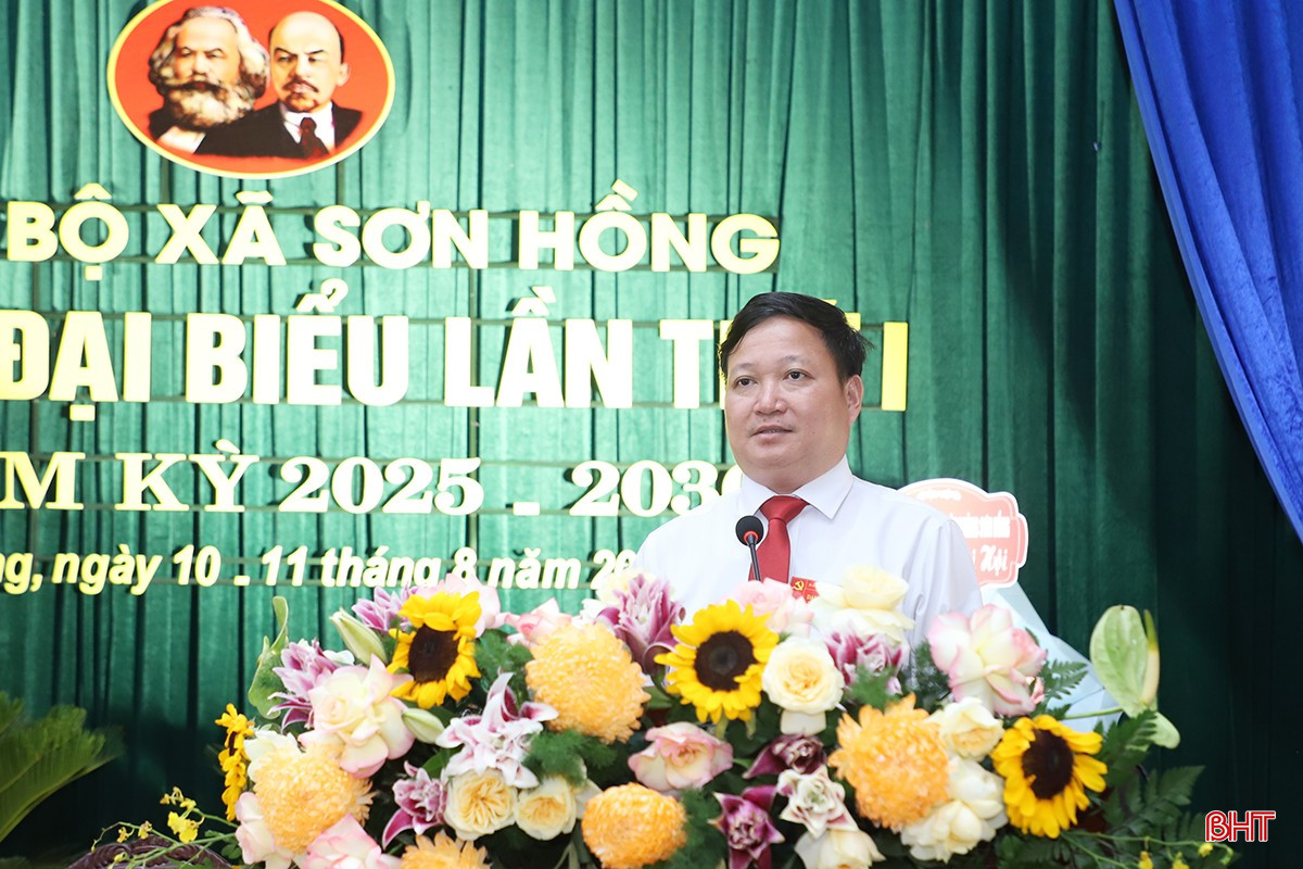 Bí thư Đảng ủy, Chủ tịch HĐND xã Sơn Hồng Nguyễn Thành Đồng trình bày dự thảo báo cáo chính trị. bqbht_br_1000.jpg
