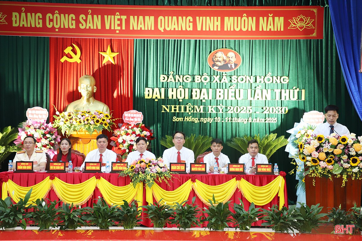 Đoàn Chủ tịch điều hành đại hội. bqbht_br_508.jpg