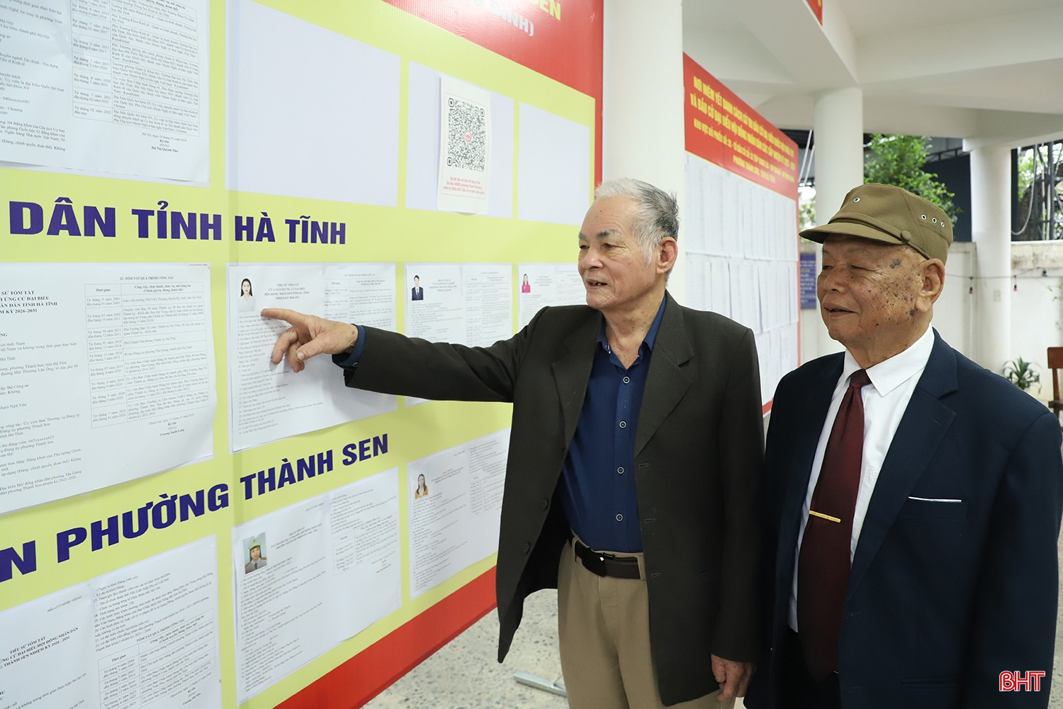 Từ sáng sớm, cụ ông Điện Văn Hà (90 tuổi đời, 62 tuổi Đảng) trú tại tổ dân phố Trung Lân (phường Thành Sen) đã háo hức đến khu vực bỏ phiếu số 32 (nhà văn hoá tổ dân phố Trung Lân) để thực hiện nghĩa vụ công dân.