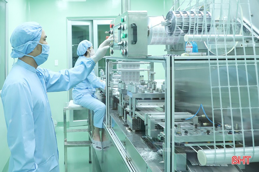 Ha Tinh Pharmaceutical Joint Stock Company spends 40 - 50 billion VND/year investing in machinery and technology for production. bqbht_br_034.jpg