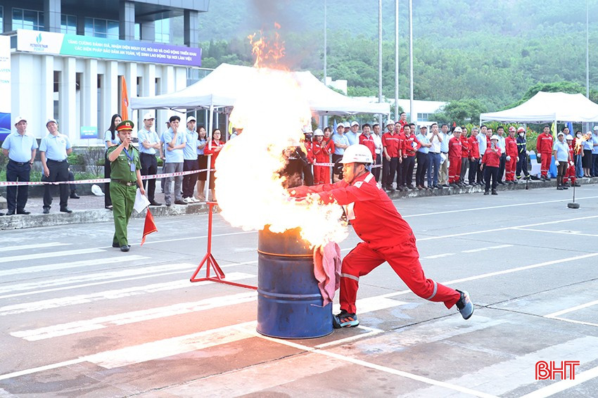 Ha Tinh Oil and Gas Power Company focuses on fire prevention and rescue work. bqbht_br_018.jpg