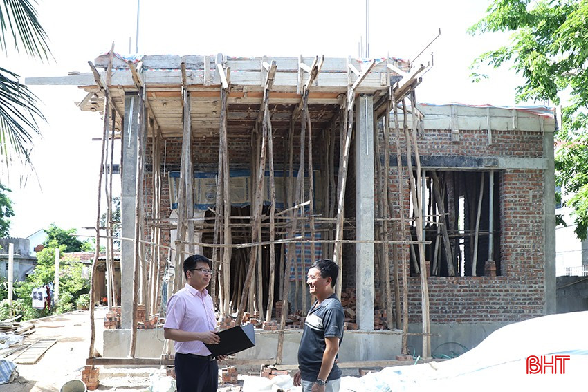 Anh Lê Công Hoàng (bên phải), trú tại thị trấn Nghèn, Can Lộc phấn khởi khi được Ngân hàng CSXH cho vay 800 triệu đồng xây nhà mới. bqbht_br_0945-2628.jpg