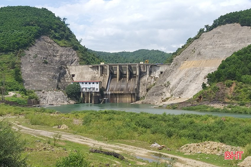 Hydropower plants in Ha Tinh are at risk of reducing their power generation capacity due to difficulty in water flow to reservoirs during the peak of hot weather. bqbht_br_0345.jpg