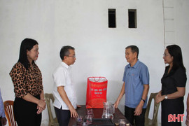 Chủ nhiệm Ủy ban Kiểm tra Tỉnh ủy tặng quà cho các thương binh