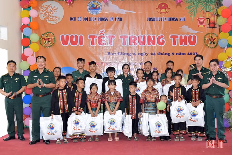 Vui tết Trung thu cùng trẻ em dân tộc Chứt 