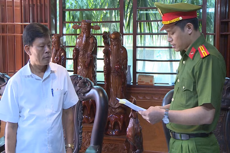 Bắt nguyên giám đốc và nguyên kế toán trưởng tham ô tài sản