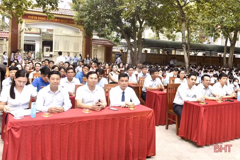Thị xã Hồng Lĩnh tuyên dương học sinh đỗ đại học điểm cao
