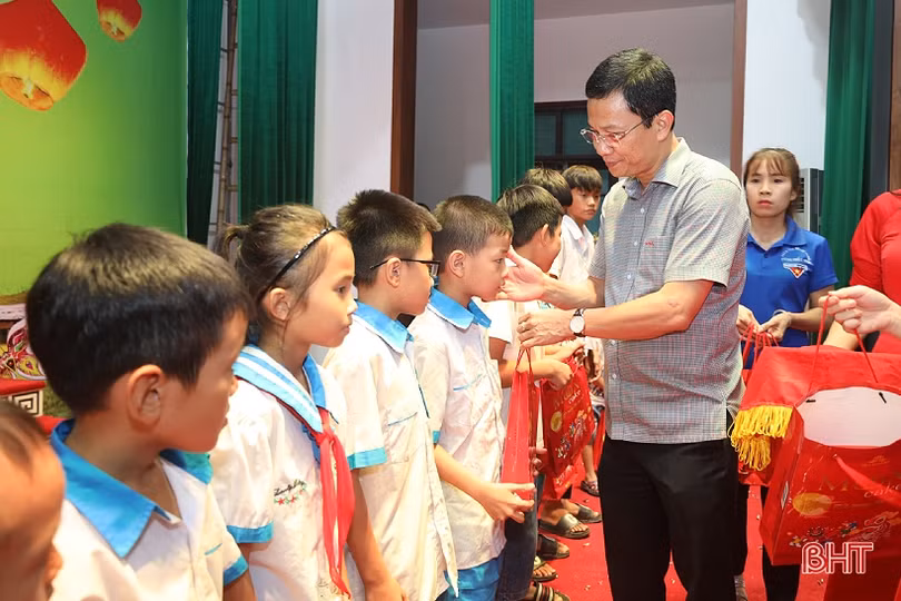 200 suất quà Trung thu đến với trẻ em gặp hoàn cảnh khó khăn ở TP Hà Tĩnh