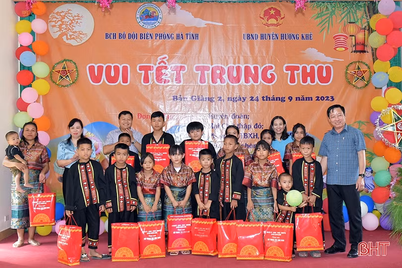 Vui tết Trung thu cùng trẻ em dân tộc Chứt 