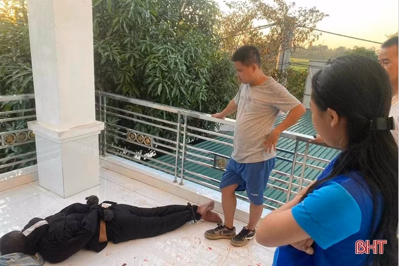 Bị đâm nhập viện cấp cứu sau khi phát hiện người lạ trong nhà