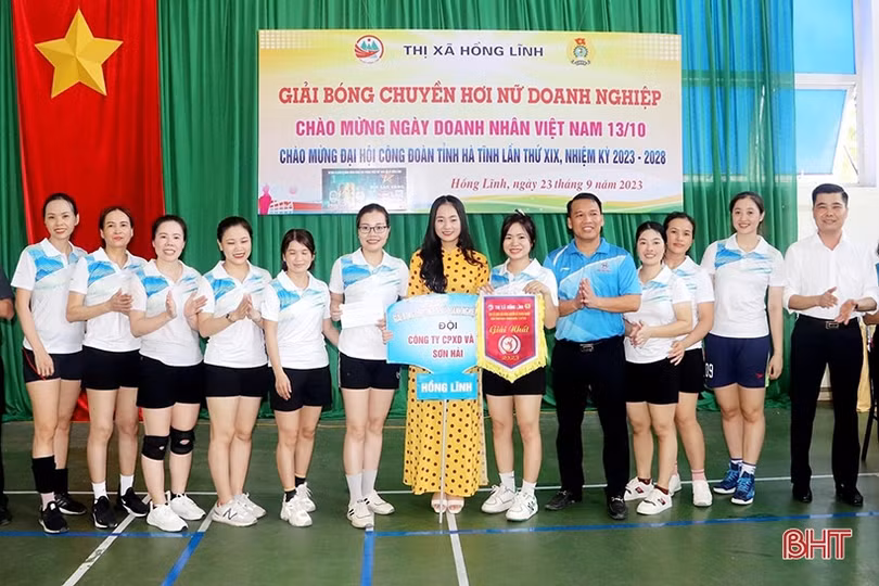 Sôi nổi giải bóng chuyền hơi nữ doanh nghiệp thị xã Hồng Lĩnh