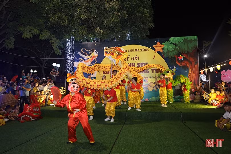 Tưng bừng lễ hội “Thành Sen rước đèn Trung thu”