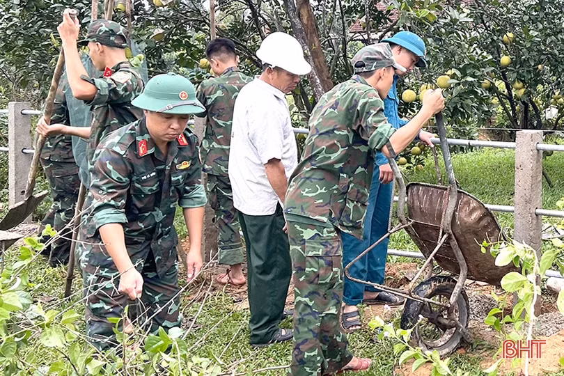 Cán bộ, chiến sĩ LLVT Hà Tĩnh giúp dân xây dựng nông thôn mới