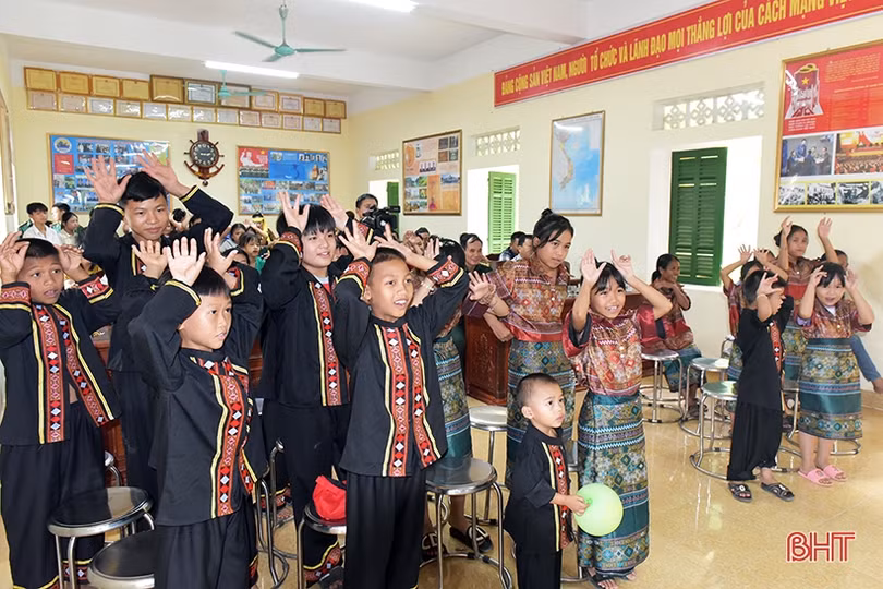Vui tết Trung thu cùng trẻ em dân tộc Chứt 