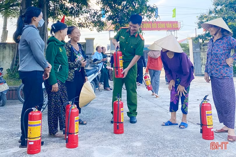 Nhân rộng mô hình “Nhà tôi có bình chữa cháy” tại TX Kỳ Anh